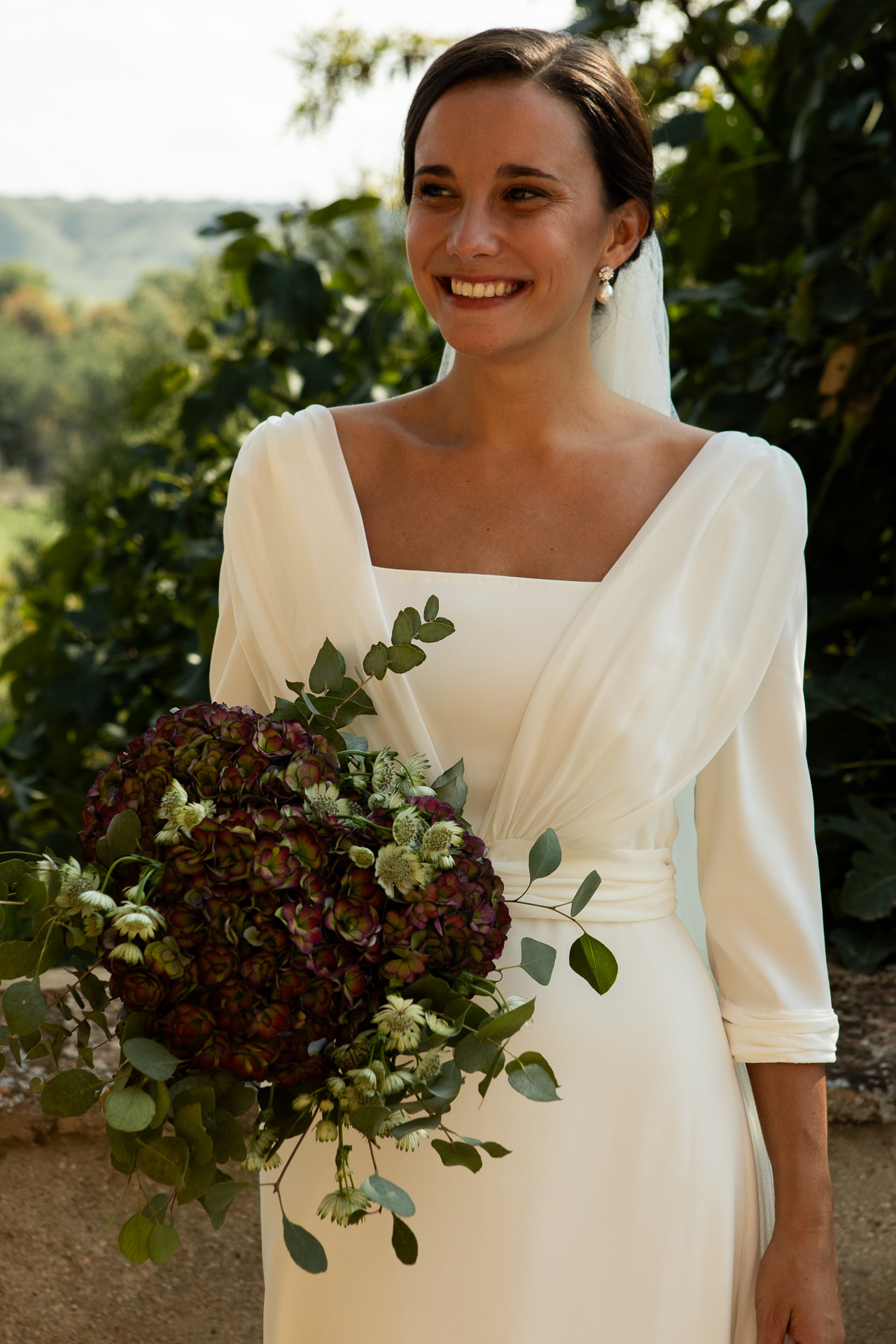 Novia con vestido de escote pronunciado